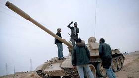 Insurgentes junto a un tanque capturado a las fuerzas de Muamar el Gadafi, en Ajbadiya