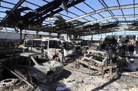 Daños provocados en una instalación del ejército libio durante un ataque aéreo que las tropas de la coalición han llevado a cabo en Trípoli, Libia