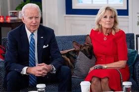 El matrimonio Biden con su mascota, el pastor alemán Commander