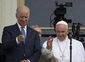 Biden, que es católico, se encontró siendo vicepresidente de EEUU con el papa Francisco en Washington en 2015