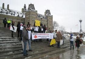 Manifestantes fuera del parlamento canadiense en Ottawa, en enero, demandan que se agilice el proceso de sus solicitudes para la residencia permanente