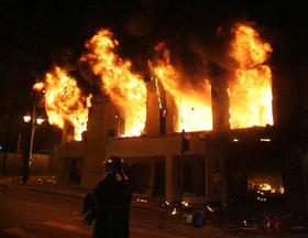 Los manifestantes incendiaron un edificio en el centro de Atenas, el 8 de diciembre. (AP)