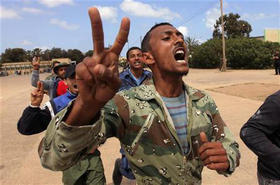 Un civil, que se ha unido voluntariamente al ejército rebelde participa en un entrenamiento en Bengasi