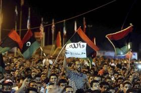 Una multitud celebra, en la plaza Tahrir en Bengasi (Libia), el reclamo de los rebeldes de encontrarse en el centro de Trípoli
