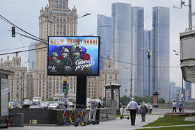 En un anuncio de las fuerzas armadas en Moscú se expresa: «A nuestros defensores, gracias»