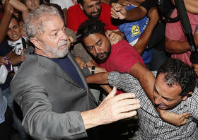 En medio de disturbios en el sindicato de metalúrgicos, el expresidente Lula Da Silva se entregó a la Justicia y fue trasladado a Curitiba para cumplir su condena