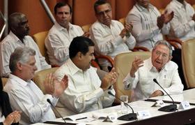 Raúl Castro (d), junto a su homólogo de Venezuela Nicolás Maduro (c) y el primer vicepresidente cubano Miguel Díaz-Canel (i) participan el lunes 10 de abril de 2017, en la clausura del XV Consejo Político de la ALBA, en La Habana, Cuba