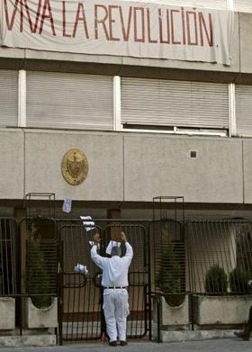 Un manifestante convocado por “Cuba Democracia ¡Ya!” deposita octavillas en la Embajada de Cuba en Madrid. (Efe / Paco Campos). Manifestante en Madrid