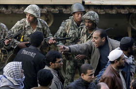 Un manifestante discute con otro junto a unos soldados durante una protesta en la plaza Al Tahrir en el centro de El Cairo