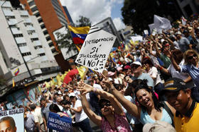 Opositores al gobierno de Hugo Chávez marchan por las calles de Caracas
