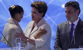 Las candidatas presidenciales de Brasil, Marina Silva y Dilma Rousseff, se saludan antes de comenzar el debate televisivo