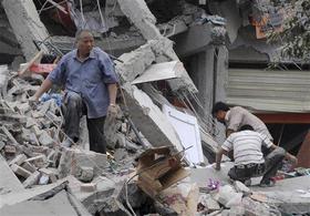 Afectados en la localidad de Dujiangyan tratan de recuperar algunas de sus pertenencia. (AP) Terremoto en China