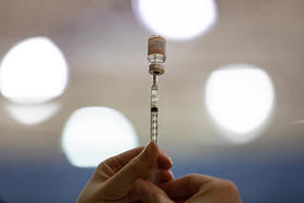 La amenaza del ómicron está haciendo poco para cambiar la opinión de quienes se niegan a vacunarse en Estados Unidos