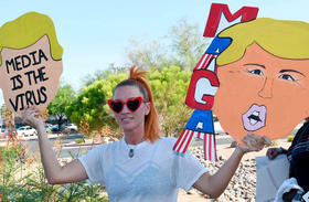 Una simpatizante de Trump sostiene carteles