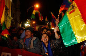Seguidores de Evo Morales celebran el triunfo del 'Sí' en el referéndum. La Paz, Bolivia, 25 de enero de 2009. 