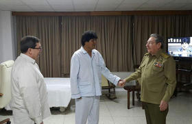 Los presidentes de Cuba Raúl Castro (d) y de Bolivia, Evo Morales (c) junto al canciller cubano Bruno Rodríguez (i) en un hospital en La Habana, en esta foto difundida el sábado 4 de marzo de 2017