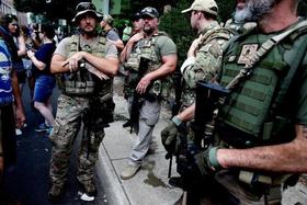 Miembros de una milicia de supremacistas blancos, armados con fusiles de asalto, participan en la manifestación de Charlottesville, Virginia