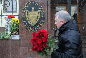 Flores en la embajada de Cuba en Moscú, al conocerse la muerte de Fidel Castro