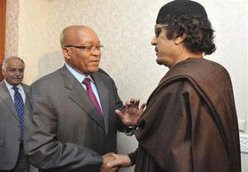 El presidente sudafricano Jacob Zuma saluda a Gadafi durante su visita a Trípoli, el 30 de mayo de 2011