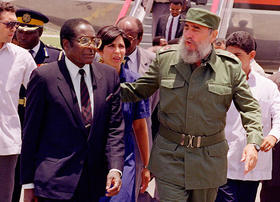 El presidente de Zimbabue, Robert Mugabe recibido en La Habana por el entonces gobernante de Cuba, Fidel Castro, el 8 de junio de 1992