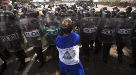 Un joven participa en una de las protestas en Nicaragua