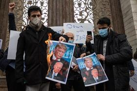 Manifestantes en Irán queman carteles con las imágenes de Donald Trump y Joe Biden, tras el asesinato la pasada semana del principal científico nuclear iraní, Mohsen Fakhrizadeh
