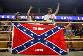 Brandon Miles, Brandon Partin y Michael Miles gritan consignas en apoyo del candidato republicano Donald Trump, durante un mitin de campaña