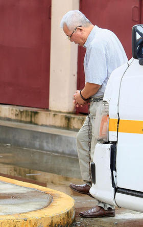 Kim Yong Gol, oficial político del carguero norcoreano Chong Chon Gang, entra esposado al lugar donde se celebró el juicio en Panamá, y en que la tripulación resultó absuelta