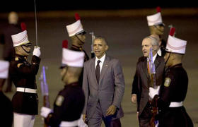 El presidente estadounidense Barack Obama camina a través de la guardia de honor, junto al canciller panameño Alvaro Alemán, a su llegada al Aeropuerto Internacional de Tucumán para participar en la Cumbre de las Américas. El presidente estadounidense Barack Obama camina a través de la guardia de honor, junto al canciller panameño Alvaro Alemán, a su llegada al Aeropuerto Internacional de Tucumán para participar en la Cumbre de las Américas