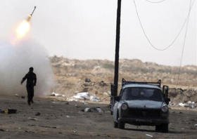 Soldados libios lanzando cohetes contra el ejército de Muamar el Gadafi mientras intentan mantener sus posiciones en Ajdabiyah
