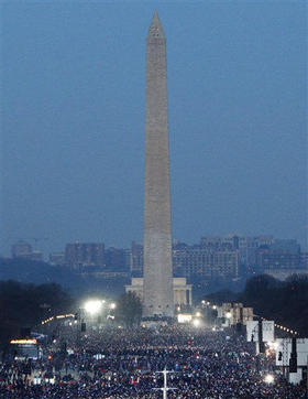 Miles de personas se congregan en la explanada del Capitolio para asistir a la toma de posesión de Barack Obama. Washington, Estados Unidos, 20 de enero de 2009. (AP)