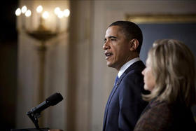 El presidente estadounidense Barack Obama (i) habla sobre la situación en Libia, acompañado por la secretaria de Estado Hillary Clinton (d) en la Casa Blanca, en Washington DC