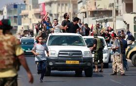 Rebeldes libios celebran en Trípoli, el 22 de agosto de 2011. (REUTERS)