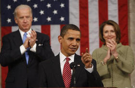 El presidente de Estados Unidos, Barack Obama, durante su discurso ante las dos cámaras del Congreso. Detrás, el vicepresidente, Joe Biden, y la presidenta de la Cámara de Representantes, Nancy Pelosi. Washington, 24 de febrero de 2009. (AP)
