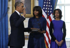 Barack Obama jura el cargo de presidente de Estados Unidos en una ceremonia privada en el Salón Azul de la Casa Blanca