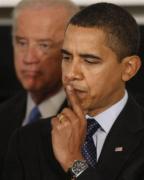 El presidente estadounidense, Barack Obama, antes de informar a gobernadores sobre el plan de estímulo económico. Detrás, el vicepresidente Joe Biden. Casa Blanca, Washington, 23 de febrero de 2009. (AP)