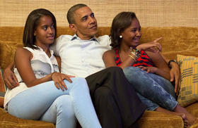 El presidente estadounidense Barack Obama con sus hijas, Malia y Sasha