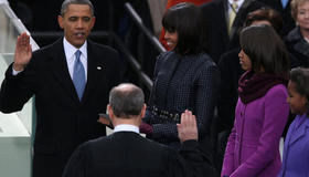 El presidente Barack Obama jura su cargo en presencia de Michelle Obama y sus hijas