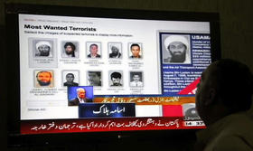 Paquistaníes ven las noticias sobre la muerte de Osama bin Laden en Peshawar. (EFE)