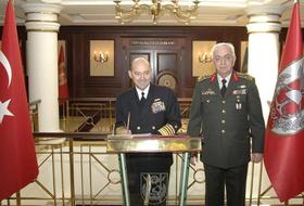 El comandante supremo de la OTAN en Europa, el general estadounidense James Stavridis (c), y el jefe del Estado Mayor del ejército turco, el general Isik Kosaner (d), dan una rueda de prensa tras su reunión mantenida en Ankara
