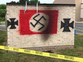 Vándalos pintaron con aerosol una bandera nazi y símbolos como la cruz de hierro en un cobertizo en la sinagoga de la Congregación Shaarey Tefilla en Carmel, Indiana, en julio de 2018