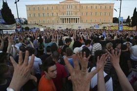 Los ciudadanos elevan sus manos durante la protesta contra los planes del Gobierno y el memorándum frente al Parlamento griego