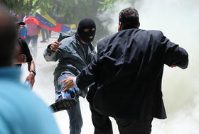 Un miembro de un colectivo chavista agrede al abogado opositor Franco Casella, cuando un grupo de seguidores del gobierno intentaron entrar a la fuerza a la Asamblea Nacional en Caracas, el miércoles 5 de julio de 2017