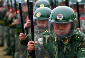 Soldados chinos durante un ejercicio militar en la provincia de Sichuan. China, 4 de marzo de 2009. (AP)