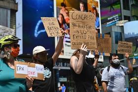 Manifestantes piden ayuda económica en una manifestación en Nueva York