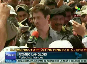 El periodista francés Romeo Langlois conversa con la prensa en la selva colombiana