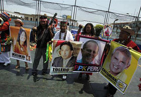 Carteles con los candidatos a las elecciones presidenciales de Perú
