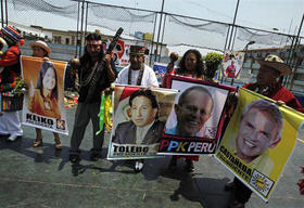 Carteles con los candidatos a las elecciones presidenciales de Perú. Carteles con los candidatos a las elecciones presidenciales de Perú