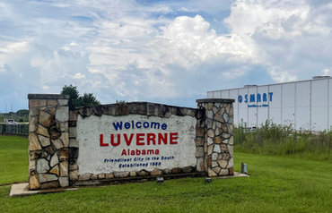 Un letrero de bienvenida a Luverne, Alabama, cerca de la planta de suministros automotrices SMART Alabama, LLC, subsidiaria de Hyundai Motor Co