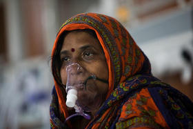 Una paciente de covid-19 en India, en una unidad de cuidados intensivos